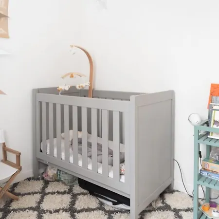 Nice And Bright 60 M With Wifi - Montmartre דירה
